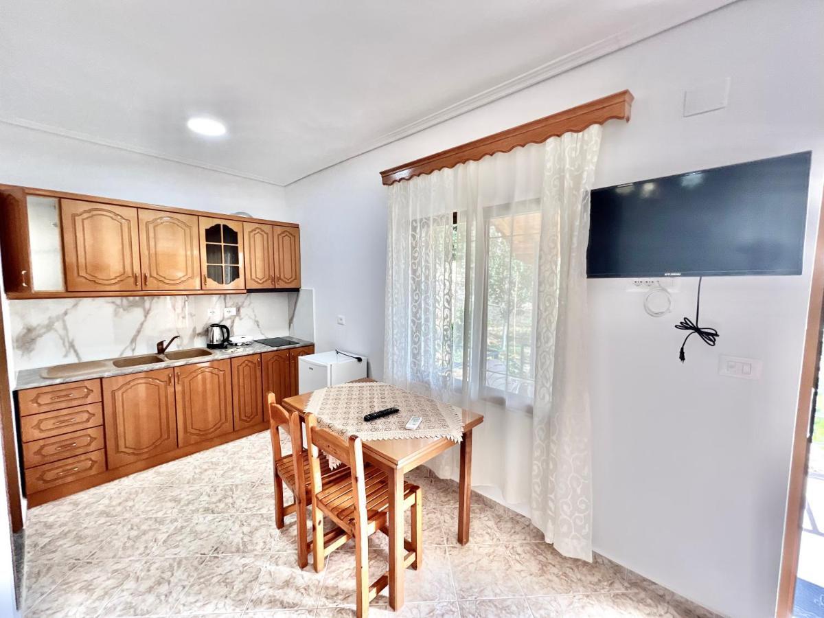 Coral Guesthouse Sarande Bagian luar foto