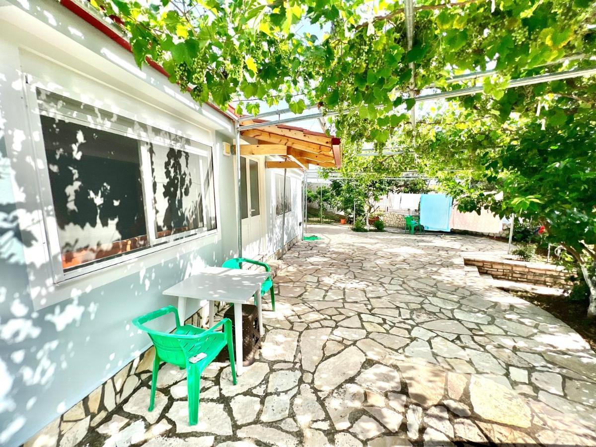 Coral Guesthouse Sarande Bagian luar foto