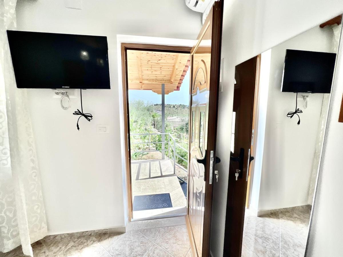 Coral Guesthouse Sarande Bagian luar foto